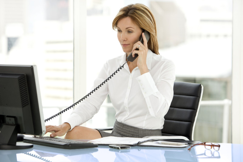 ¿Cómo contestar el teléfono en la oficina? - Vive tu Empresa